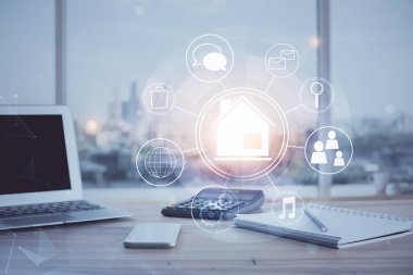 Ofisteki masaüstü bilgisayar geçmişi ve büyük kasaba binaları hologram çizimi. Çifte maruziyet. Akıllı şehir konsepti.