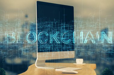 Blockchain temalı holograma ve bilgisayar arkaplanlı masaya çoklu maruz kalma. Bitcoin şifreleme para birimi kavramı.