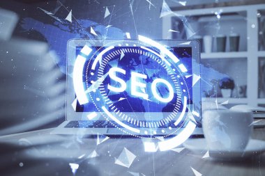 Bilgisayar ve seo çizim hologramı olan çok katmanlı bir tablo. Arama optimizasyon kavramı.