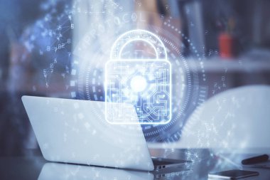 Bilgisayar ve ikon hologramı ile masaüstüne çift pozlama. Veri güvenliği kavramı.