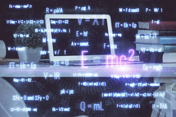 Настільний комп'ютер фону і написання голограм формул. Подвійна експозиція. Концепція освіти . — стокове фото