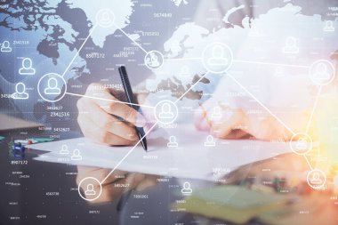 Sosyal ağ temalı hologram ellerin not almasından üstündür. Küresel uluslararası insan kavramı bağlanıyor. Çift pozlama