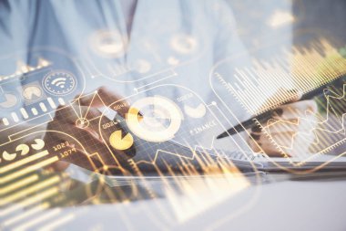 Teknik temalı hologram kadınların ellerinden üstündür. Yüksek teknoloji kavramı. Çift pozlama