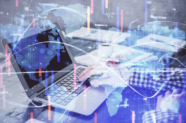 Arka planda dizüstü bilgisayarda çalışan iş adamlarının çoklu pozları. Uluslararası iş hologramı önde. Başarı kavramı.