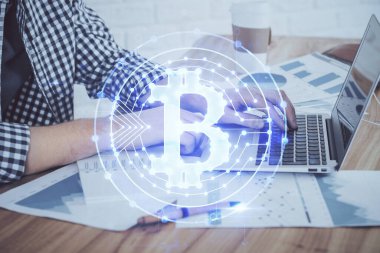 Arka planda bilgisayarla çalışan bir adamla engelleme temalı Hud. Kripto zinciri kavramı. Çift pozlama.