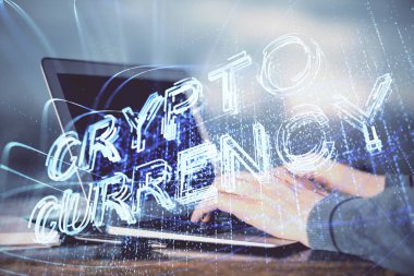 Arka planda bilgisayar üzerinde çalışan bir iş adamıyla engelleme temalı Hud. Kripto zinciri kavramı. Çift pozlama.