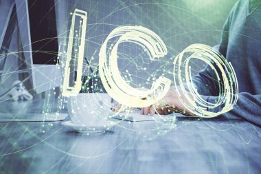 Arka planda bilgisayar üzerinde çalışan bir iş adamıyla engelleme temalı Hud. Kripto zinciri kavramı. Çoklu pozlama.