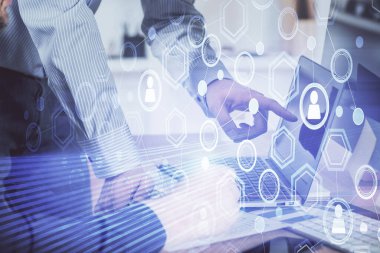 Sosyal ağ temalı hologramda iş adamı arka planda bilgisayar üzerinde çalışıyor. Çoklu pozlama.