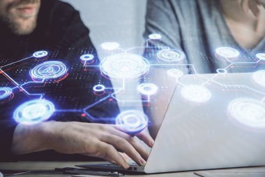 Arka planda bilgisayarla çalışan bir adamın bulunduğu medya ağı temalı hologram. İnternet iletişimi kavramı. Çift pozlama.