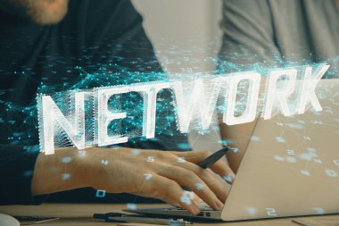 Veri temalı hologramın arka planda bilgisayar üzerinde çalışan bir adamla çoklu pozlandırılması. Yenilik kavramı.