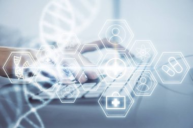 DNA hologramı ve iş adamı arka planda bilgisayar üzerinde çalışıyor. Biyomühendislik kavramı. Çift pozlama.
