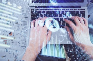 Erkeklerin ellerinin bilgisayar klavyesini ve veri temalı hologram çizimini yazarken çoklu pozlama. Üst Manzara. Teknoloji konsepti.