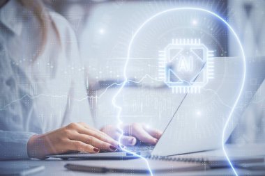 Bilgisayar ve insan beyin hologramı çizimleri üzerinde çalışan kadın ellerine çok maruz kaldı. Ai teknoloji konsepti.