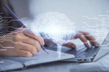 Bilgisayar ve insan beyin hologramı çizimleri üzerinde çalışan kadın ellerine çok maruz kaldı. Ai teknoloji konsepti.