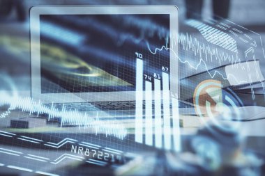 Bilgisayar, teknoloji temalı hologramla birlikte ofiste. Çifte maruziyet. Teknoloji kavramı.