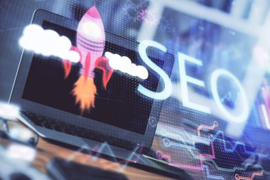 Bilgisayar ve seo çizim hologramı olan çok katmanlı bir tablo. Arama optimizasyon kavramı.