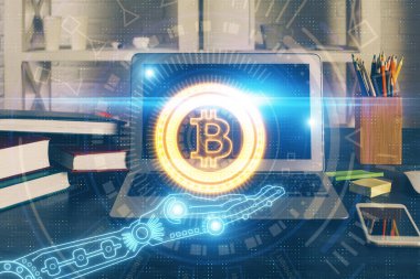Blockchain temalı holograma ve bilgisayar arkaplanlı masaya çoklu maruz kalma. Bitcoin şifreleme para birimi kavramı.