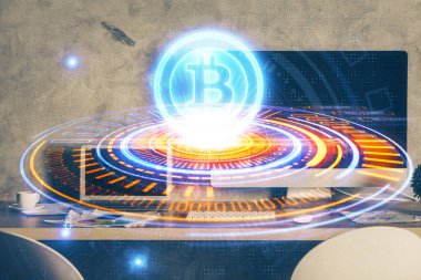 Blockchain temalı holograma ve bilgisayar arkaplanlı masaya çoklu maruz kalma. Bitcoin şifreleme para birimi kavramı.