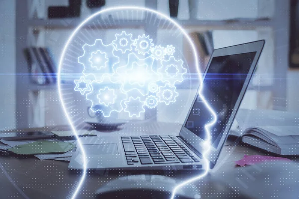 Bilgisayar ve beyin hologramı ile çalışma masasının çoklu açığı. Beyin fırtınası konsepti.