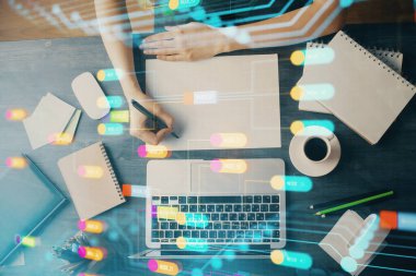 Veri çözeltisi hologramı ile arka plan üzerine yazılan ellere çoklu maruz kalma. Teknoloji konsepti.