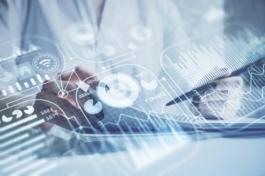 Teknik temalı hologram kadınların ellerinden üstündür. Yüksek teknoloji kavramı. Çift pozlama