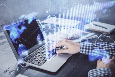 Arka planda dizüstü bilgisayarda çalışan iş adamlarının çoklu pozları. Uluslararası iş hologramı önde. Başarı kavramı.