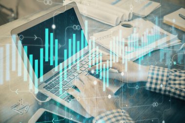 Arka planda bilgisayarda çalışan bir adamla ön x grafiğine iki kez maruz kalıyoruz. Pazar analizi kavramı.