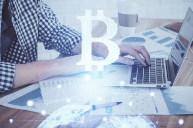 Arka planda bilgisayarla çalışan bir adamla engelleme temalı Hud. Kripto zinciri kavramı. Çift pozlama.