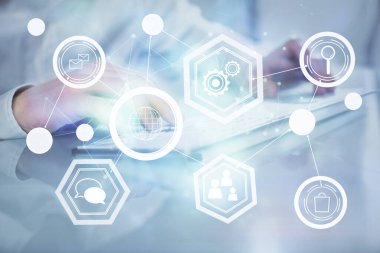 Sosyal ağ temalı hologramda iş adamı arka planda bilgisayar üzerinde çalışıyor. Çoklu pozlama.