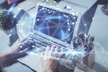 Arka planda bilgisayarla çalışan bir adamın bulunduğu medya ağı temalı hologram. İnternet iletişimi kavramı. Çift pozlama.
