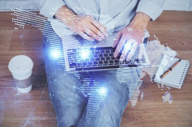 Arka planda bilgisayarla çalışan bir adamın bulunduğu medya ağı temalı hologram. İnternet iletişimi kavramı. Çift pozlama.