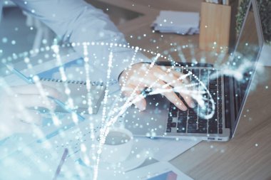 DNA hologramı ve iş adamı arka planda bilgisayar üzerinde çalışıyor. Biyomühendislik kavramı. Çift pozlama.