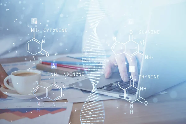 DNA hologram s obchodníkem pracující na počítači na pozadí. Pojem bioinženýrství. Dvojitá expozice. — Stock fotografie