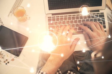 Erkeklerin ellerinin bilgisayar klavyesini ve sosyal ağ temalı hologram çizimlerini yazarken çift pozlama. Üst Manzara. İnsanlar web konseptini bağlar.