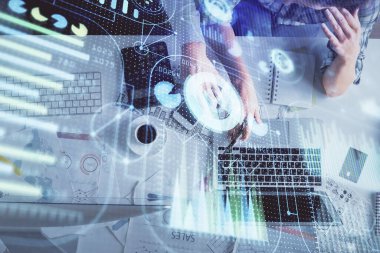 Kadın ve erkeğin birlikte çalışması ve veri temalı hologram çizimi. Bilgisayar arkaplanı. Üst Görünüm.