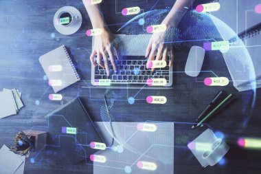 Bilgisayar ve veri temalı hologram çizimlerinde çalışan kadın elleri çift pozlama. Üst Manzara. Teknoloji konsepti.