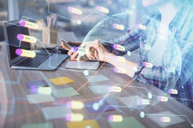 Bilgisayar ve dünya haritası çizimleri üzerinde çalışan kadın elleri çift pozlama. Uluslararası teknoloji sektörü konsepti.