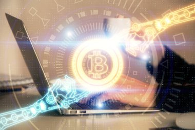 Bilgisayarda ve kripto piyasa temalı hologram çizimlerinde kadın elinin çifte pozu. Engelleme zinciri kavramı.