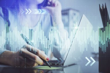 Bilgisayarda ve finansal grafik hologramında kadın eli yazarken çift pozlama. Borsa analizi kavramı.