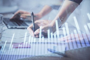 Bilgisayarda ve finansal grafik hologramında yazı yazan kadın ellerine çok maruz kalmış. Borsa analizi kavramı.