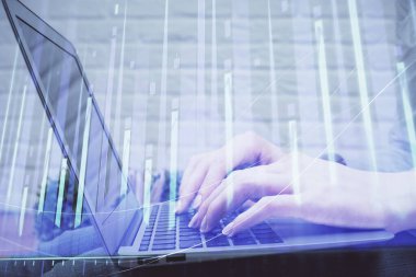 Bilgisayarda ve ön x grafik hologram çiziminde kadın eli yazarken çift pozlama. Borsa analizi kavramı.