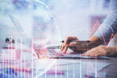 Bilgisayarda ve ön x grafik hologram çiziminde kadın eli yazarken çift pozlama. Borsa yatırım kavramı.