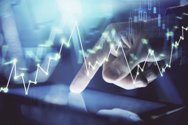 Bir adamın el ele tutuşup, telefon ve finansal çizim kullanırken birden fazla pozlama. Pazar analizi kavramı.