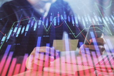 Bir adamın elini tutarken ve bir telefon ve finansal grafik çizimi kullanırken çift pozlama. Analiz kavramı.