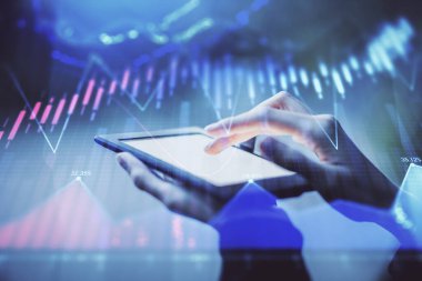 Ön x çizelgesine çift pozlama, hologram çizimi ve cep telefonu kullanan bir kadın. Finansal piyasa kavramı.