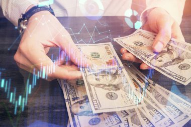 Finansal grafiğe çoklu pozlama hologram, Amerikan dolarları ve insan eli. Analiz kavramı.