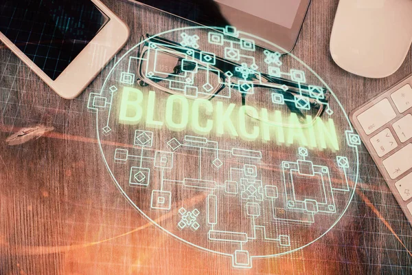 Διπλή έκθεση του ολόγραμμα θέμα blockchain πάνω από το τραπέζι με το τηλέφωνο. Στο πάνω μέρος. Έννοια τεχνολογίας κρυπτογράφησης. — Φωτογραφία Αρχείου