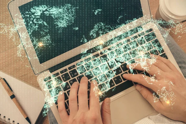 Erkeklerin ellerinin bilgisayar klavyesini ve sosyal ağ temalı hologram çizimlerini yazarken çift pozlama. Üst Manzara. İnsanlar web konseptini bağlar. — Stok fotoğraf