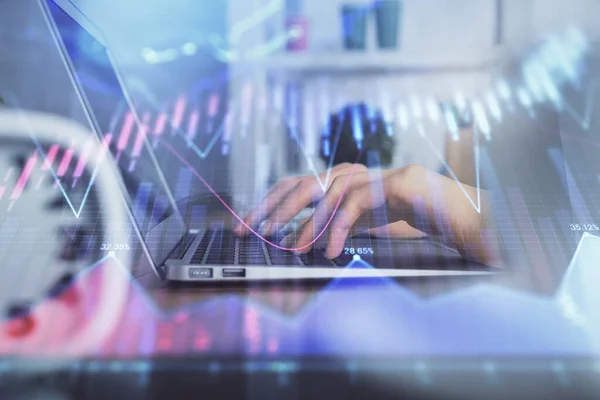 Doble exposición de las manos de la mujer escribiendo en la computadora y el dibujo del holograma gráfico de divisas. Concepto de inversión bursátil. —  Fotos de Stock