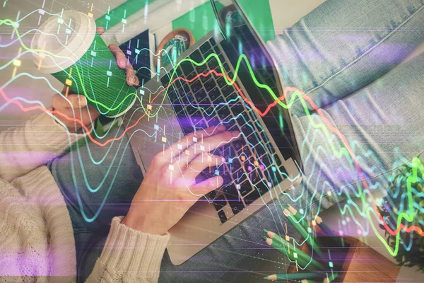 Doppelbelichtung von Frauenhänden beim Tippen auf Computer- und Forex-Diagramm-Hologrammzeichnung. Börseninvestitionskonzept. — Stockfoto
